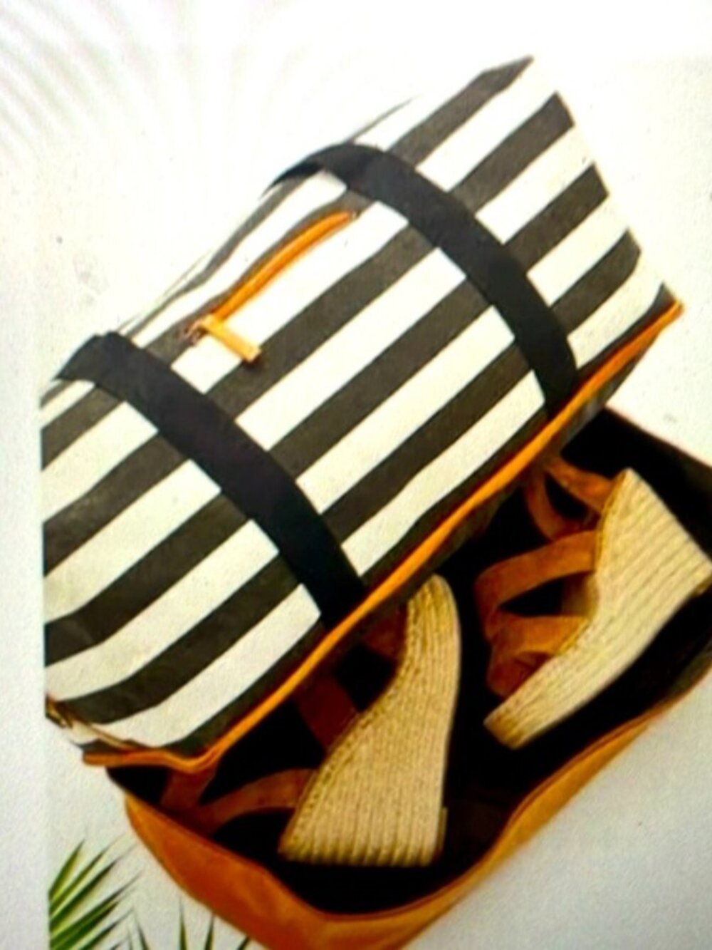 EXCELLENT DSW WEEKENDER BLACK & WHITE STRIPED TOTE BAG